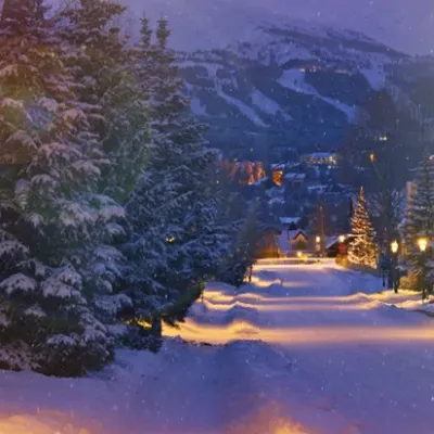 Breckenridge streets on a snowy night - tips for traveling with oxygen